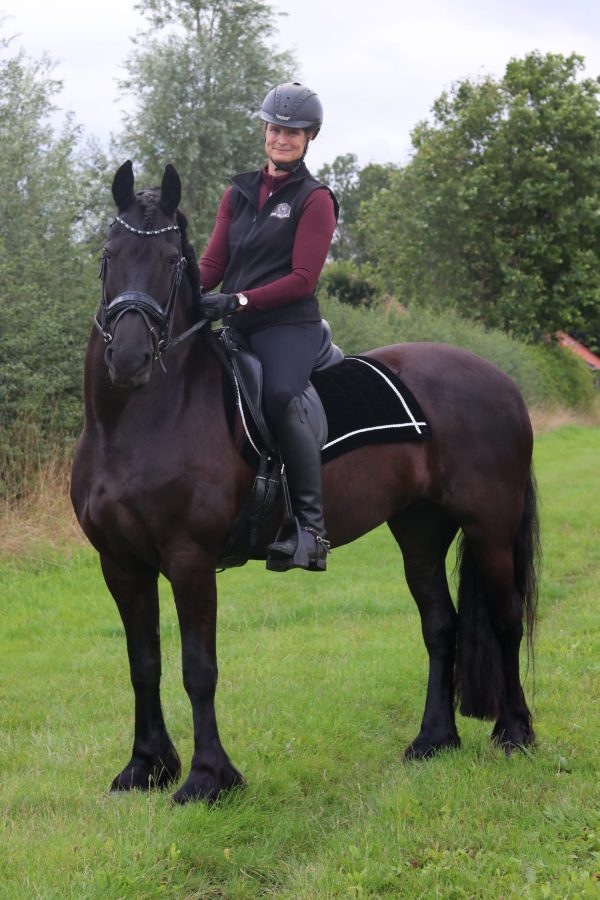 Foto staand Joke de Boer op paard